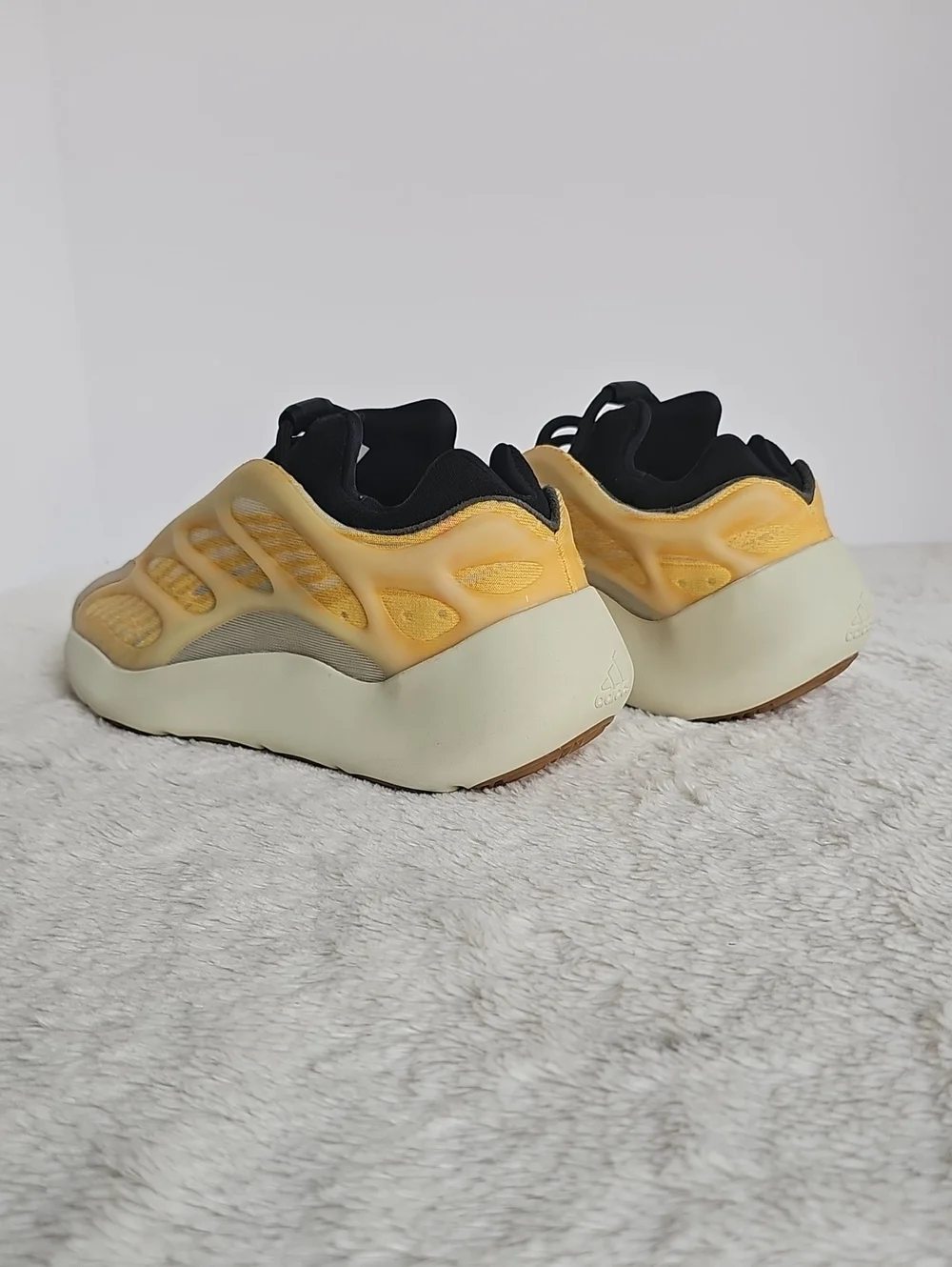 ​adidas Yeezy 700 V3 Mono Safflower HP5425 Men Size 6 Women 7